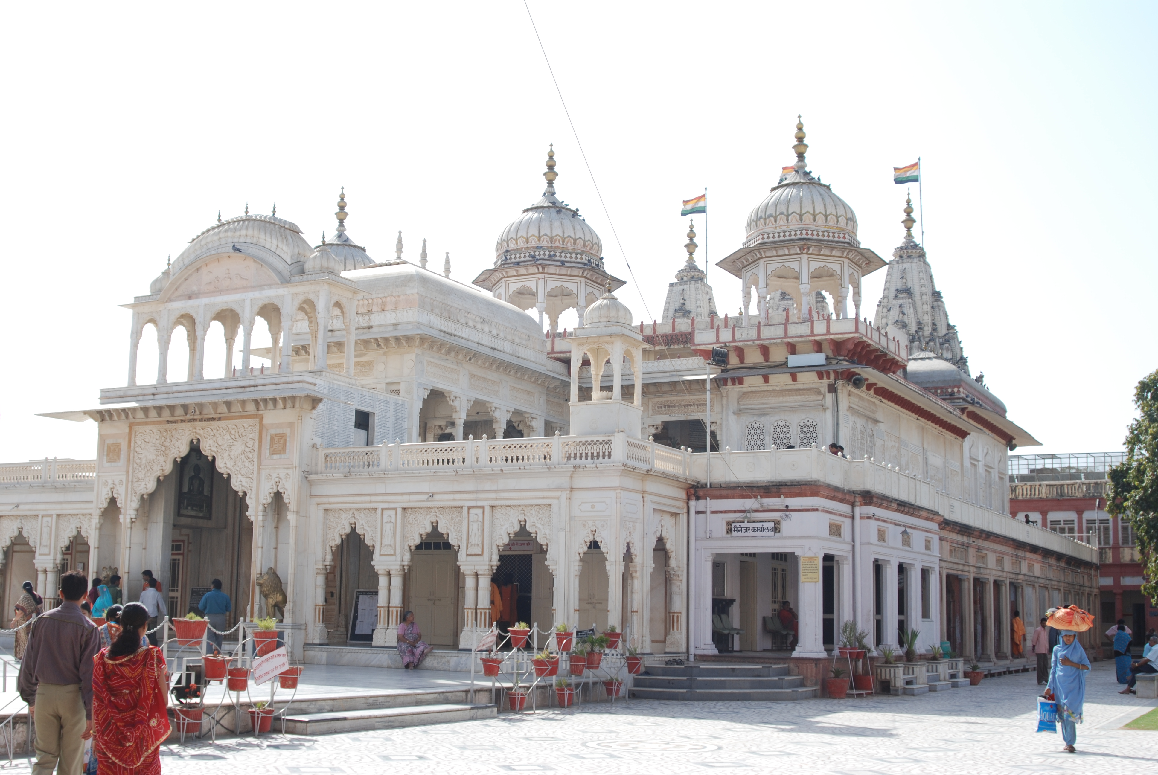 https://www.shreedigambarjainmahasamiti.com/assets/front/slider/Mahavirji_Temple.jpg